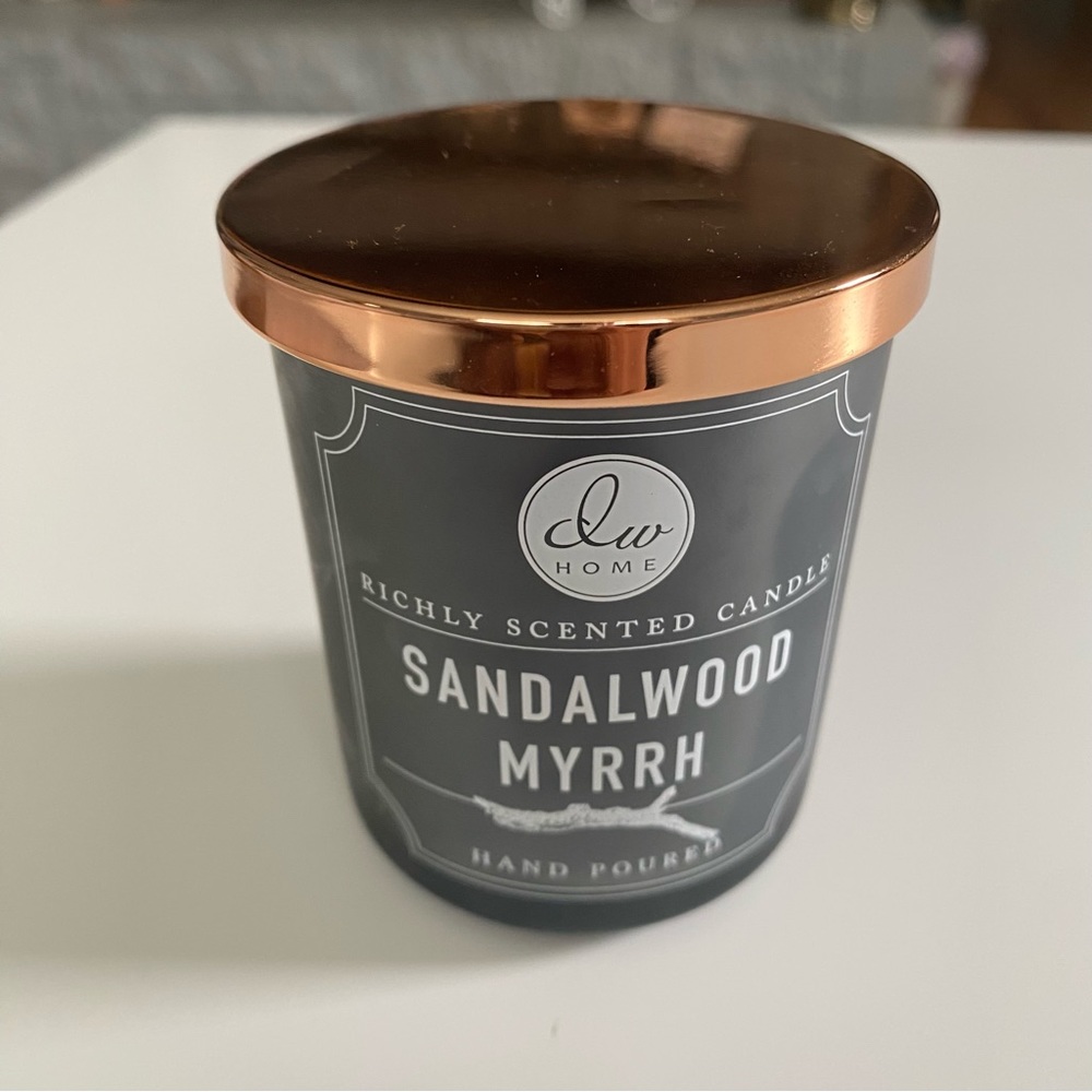 DW home sandalwood myrrh 3.9 oz candle